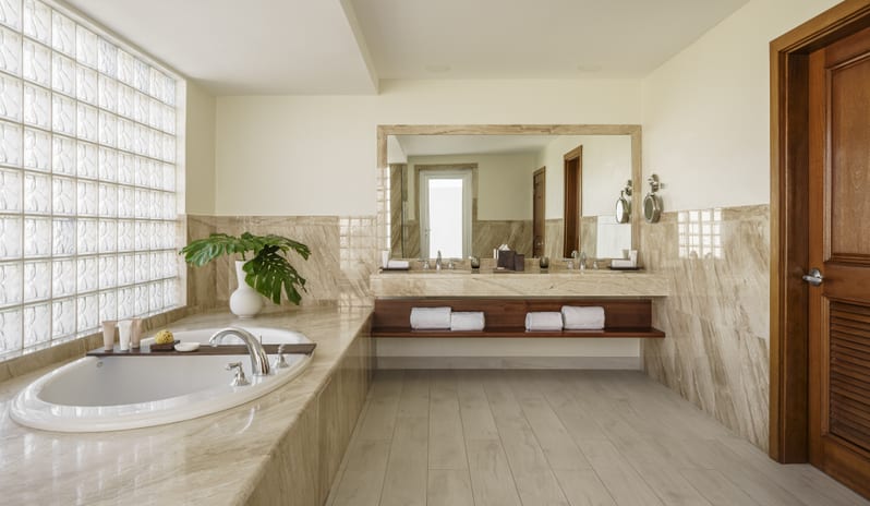 Beachfront Junior Suite Bathroom